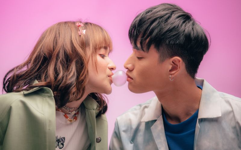 'ส้ม มารี'อายม้วนเจอคิสซีนชวนจิ้น ในมิวสิควิดีโอเพลงใหม่'บั้บเบิ้ล'