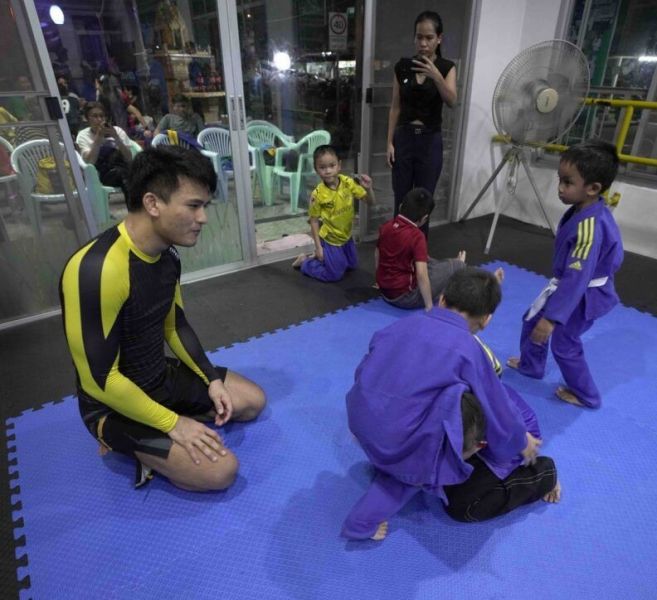 “ครูตอง” ชนนภัทร ไปฝึกสอนมวยเอ็มเอ็มเอให้เด็ก