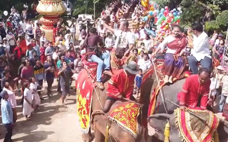 ฮือฮา! โปรยทานบนหลังช้าง 50,000 บาท งานกวนข้าวทิพย์โบราณหนึ่งเดียวในโลก
