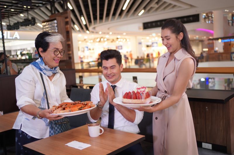 'เบลล่า' เจ้าแม่เซอร์ไพรส์! ยกเค้กเบิร์ทเดย์ 'อ้น-สราวุธ' กลางห้าง