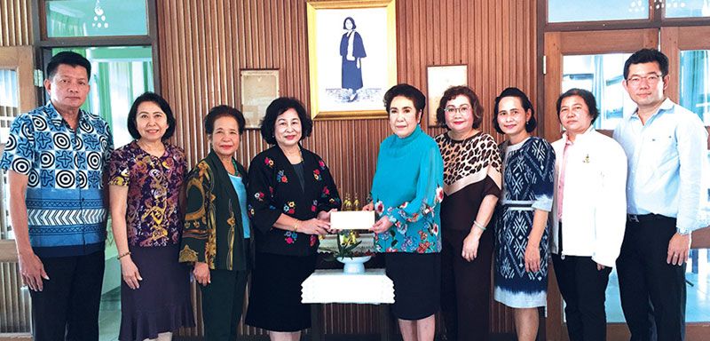 ประธานมูลนิธิเพื่อการศึกษา โรงเรียนวัดทองใน มอบเงินสมาคมสตรีอุดมศึกษาฯ  เพื่อสนับสนุนกิจกรรมฝึกอาชีพเสริมรายได้ในช่วงโควิด-19