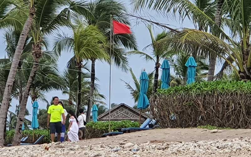 ‘ปักธงแดง’ชายหาดพังงา ลมแรง-คลื่นสูงเตือนนักท่องเที่ยวห้ามเล่นน้ำ