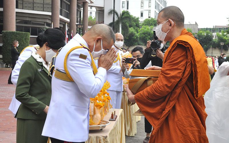 'ผบ.ทบ.'นำทัพร่วมบำเพ็ญกุศล ครบรอบ4ปีวันสวรรคต'รัชกาลที่9'