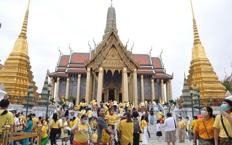 พสกนิกรหลั่งไหลเข้ากราบพระบรมรูป ร.9 ที่ปราสาทพระเทพบิดรเนืองแน่น