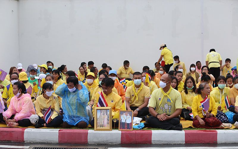 พสกนิกรหลั่งไหลเฝ้ารับเสด็จในหลวง เนื่องในวันคล้ายวันสวรรคตในหลวง ร.9