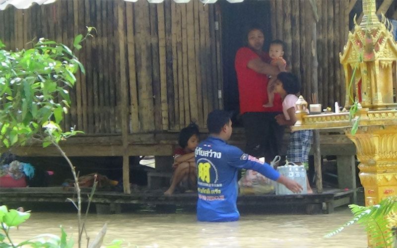 8อำเภอยังอ่วม! แม่น้ำตรังทะลักท่วมกลางดึก ชาวบ้านอพยพอาศัยวัด
