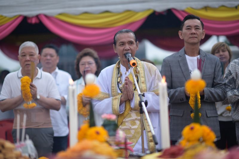 'ดร.ทวีศักดิ์'นำทีมบวงสรวง 'ท้าวมหาพรหม'หมู่บ้านป่าสักวิลเลจ ลพบุรี ปีที่ 2