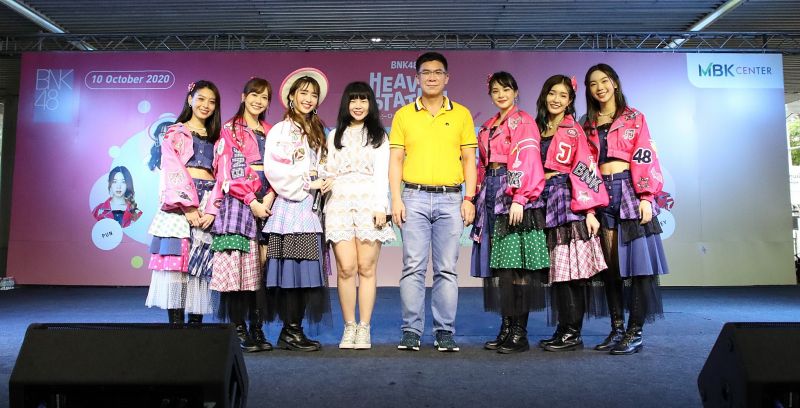อบอุ่นสุดฟิน!BNK 48 Heavy Rotation Pop-Up Mini Concert & H!-Touch@เอ็ม บี เค เซ็นเตอร์