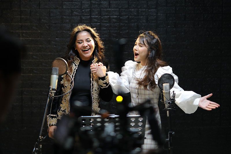 ‘ตั๊ก-ศิริพร’ ร่วมงาน ‘สองสามตัว’  ประเดิมงาน เอ็มวีฯ อะเมซิ่งทั้งกองถ่าย!!