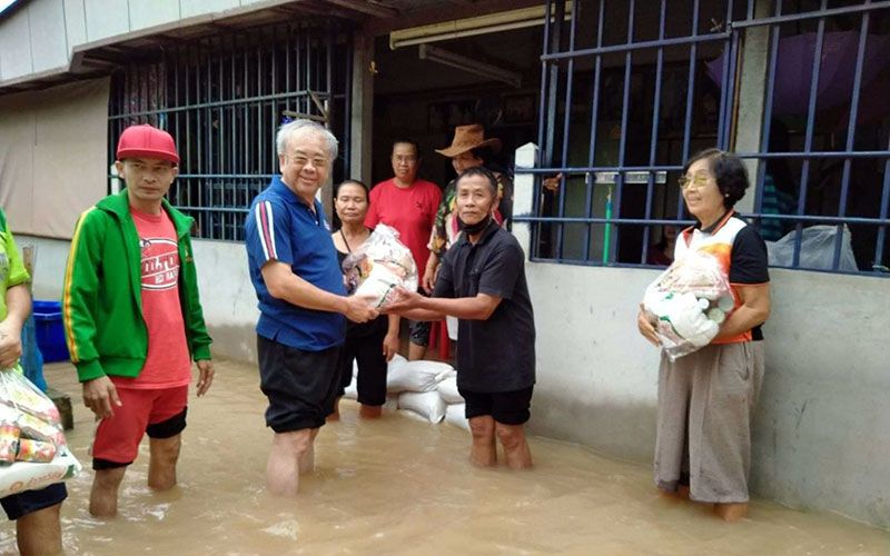 ส.ส.โคราช พปชร.ลงพื้นที่ปักธงชัย ช่วยเหลือประชาชนประสบภัยน้ำท่วม