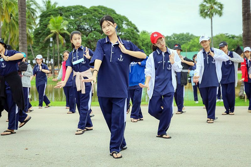 นักเรียนโรงเรียนอุดมดรุณี ซ้อมใหญ่  ผลงาน มนตรี ตราโมท-ท่านผู้หญิงแผ้ว สนิทวงศ์ฯ