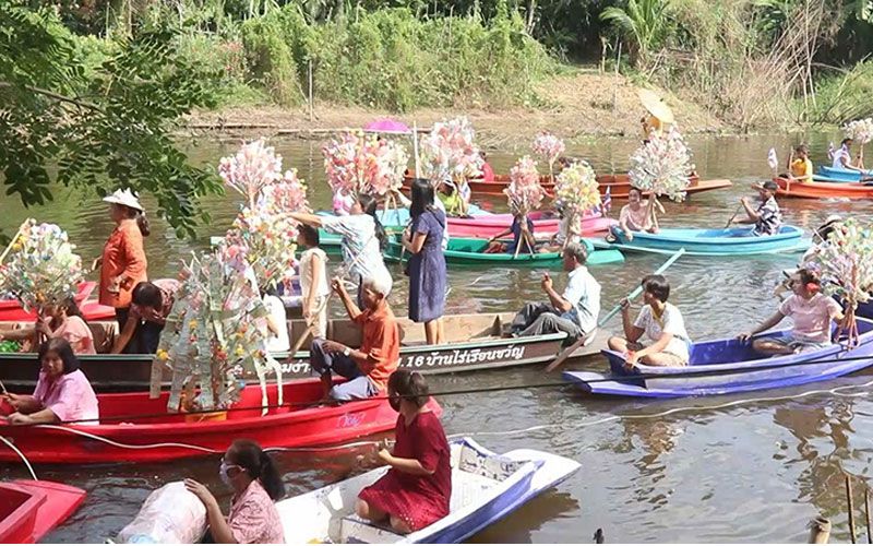 ชาวพิจิตรพายเรือ แห่พระกฐินทางน้ำ ล่องตามลำคลองบ้านไร่