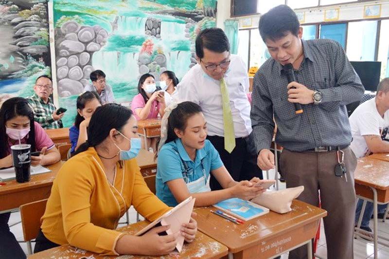 ศธ.สร้างวิถีชีวิตใหม่ ให้ครูสพฐ. หากพวกเรากำลังพอใจ จงปรบมือพลัน