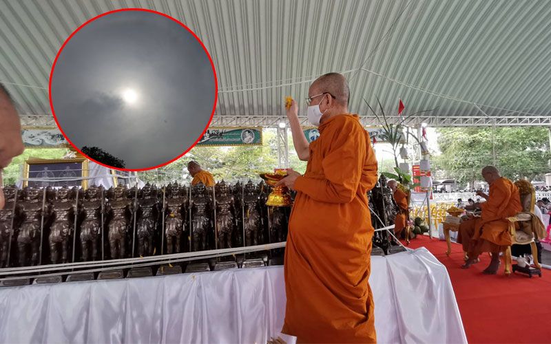 ฮือฮา! พระอาทิตย์ทรงกลดขึ้นกลางพิธีเทวาภิเษก-พุทธาภิเษก วัตถุมงคลองค์พระวิษณุกรรม ครบรอบ 80 ปี