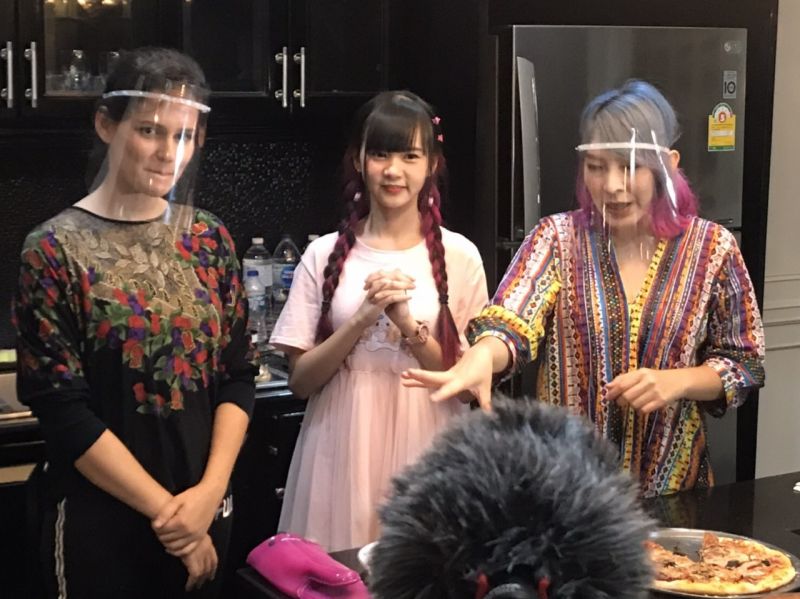 ‘อิงกฤต The Voice’ ควงคู่‘ไอซ์ Siam Dream’เข้าครัวทำพิซซ่า