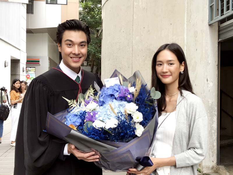 ‘ออกัส-ปาริธ’ 2 นักแสดงสุดฮอต!! ฝ่าฟันจนคว้าปริญญาดังฝัน