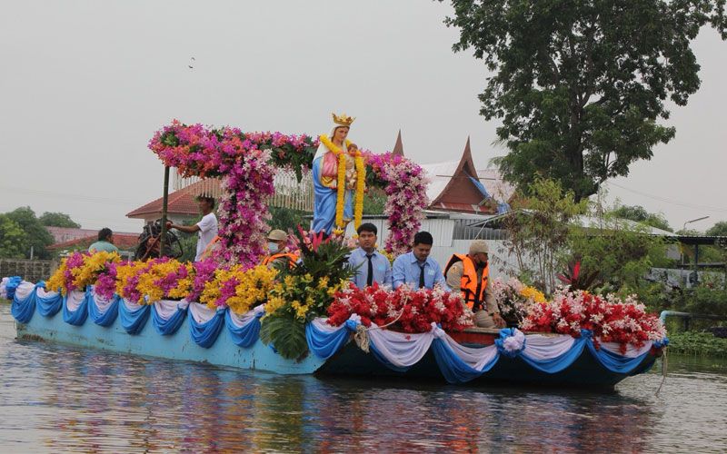 พี่น้องชาว‘ไทย-ญวน’ร่วมประเพณีแห่ ‘แม่พระ’ทางน้ำ สืบทอดประเพณี