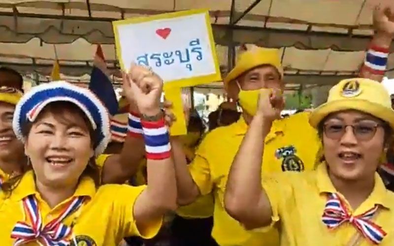 กลุ่มมวลชนเริ่มทยอยเข้าพื้นที่‘วัดพระแก้ว’เตรียมรับเสด็จเย็นนี้