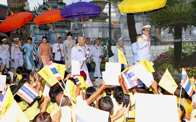 พสกนิกรรอเฝ้าฯรับเสด็จ  เสื้อสีเหลืองแน่นวัดพระแก้ว  รวมพลังไทยปกป้องสถาบัน