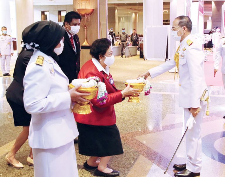 ผู้แทนพระองค์ ประทานโล่เกียรติคุณ  วันสังคมสงเคราะห์ฯ และวันอาสาสมัครไทย ประจำปี 2563