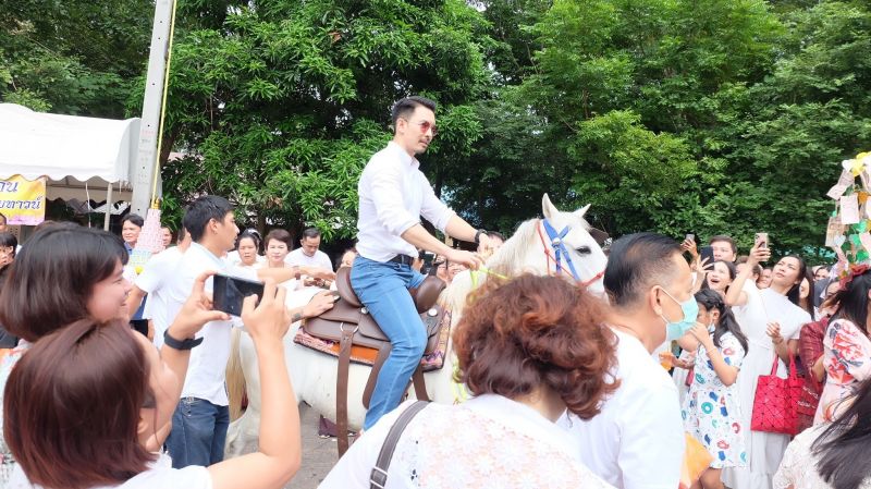 งานกฐินสุดอลังฯ ดาราดังร่วมบุญเพียบ!!! 'อั้ม-อธิชาติ' นำขี่ม้าแห่กฐินรอบ'เจดีย์มหาบูรพาจารย์'วัดนิมิตโพธิญาณ จ.อุดรธานี