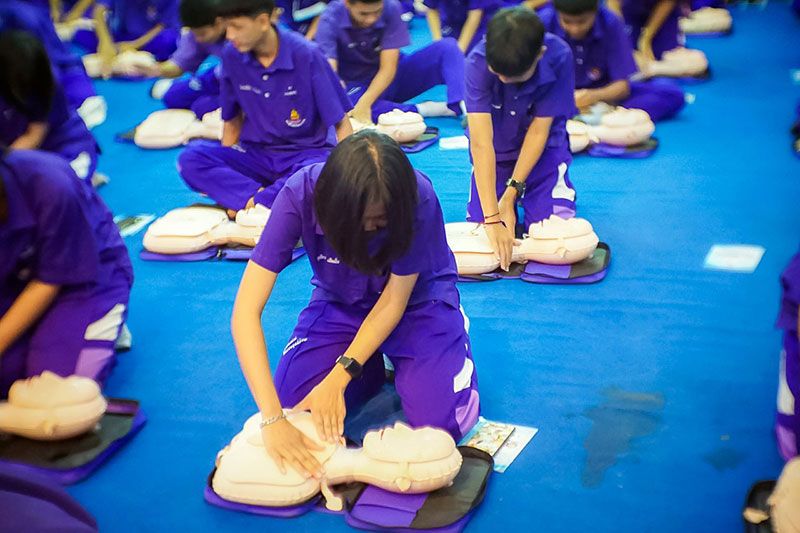 วิถีชีวิตใหม่ การปรับตัวเพื่อสู้ภัยที่มองไม่เห็น ครู-นักเรียนสุโขทัย เข้าอบรมช่วยฟื้นคืนชีพขั้นพื้นฐาน