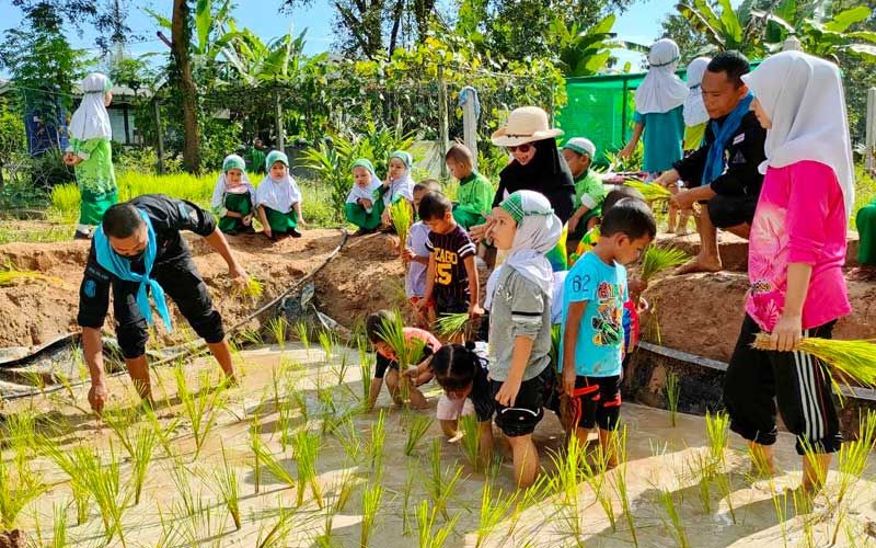 ‘กรมทหารพรานที่ 47’จัดกำลังพลให้ความรู้ เศรษฐกิจพอเพียงในโรงเรียนเพื่อน้องๆ