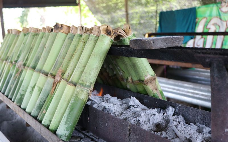 ต้องแวะแล้ว! ‘ข้าวหลามโบราณ’หอม หวาน มัน ขายเฉพาะช่วงฤดูหนาวเท่านั้น