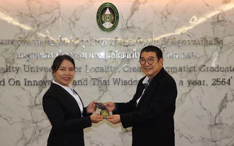คณะกรรมการส่งเสริมกิจการ มรภ.หมู่บ้านจอมบึงชุดหมดวาระส่งมอบงานให้ คกก.ชุดใหม่