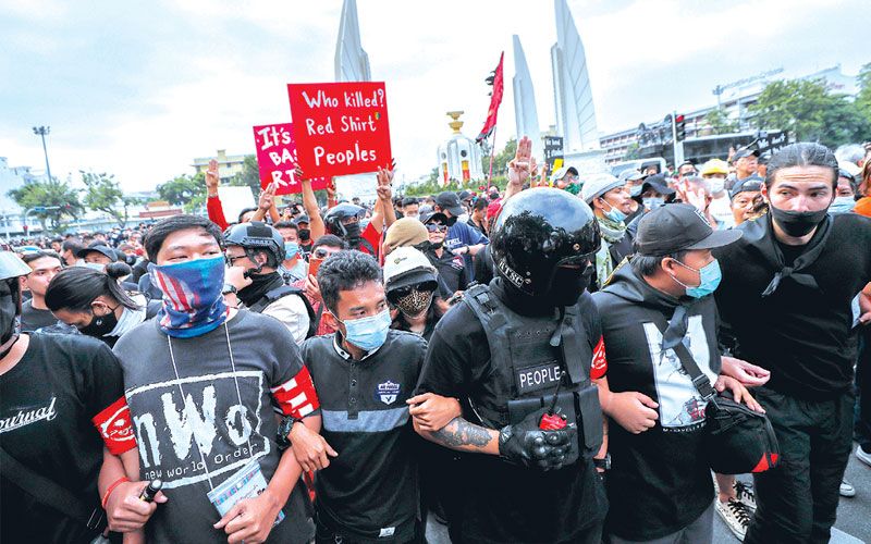 ม็อบมุ่งหน้าสำนักพระราชวัง  ยื่นข้อเรียกร้อง  ขับไล่รัฐบาล-ปฏิรูปสถาบัน