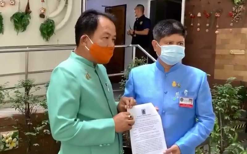 ‘อลัชชี 3 นิ้ว’หนาว! ‘ศรีสุวรรณ’หอบรูปร้องมหาเถระ-พศ. ชี้เป้าจับสึกร่วมม็อบ