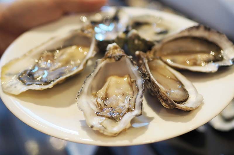 บุฟเฟ่ต์มื้อสายวันอาทิตย์พร้อมชมวิวบนตึกสูง ห้องอาหารอัพ แอนด์ อะบัฟ โรงแรม ดิ โอกุระฯ