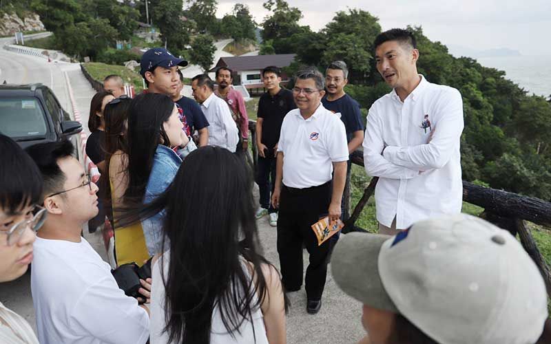 ทีมก้าวหน้าโพสต์ภาพ'ธนาธร' สับขาหลอกม็อบเสื้อเหลือง โผล่หาเสียงเขาพลายดำ