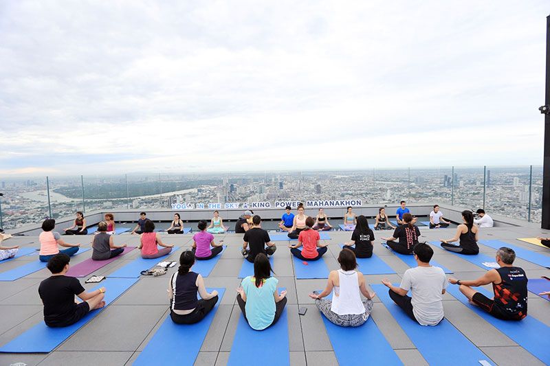 โยคะลอยฟ้ารับอรุณบนจุดชมวิวที่สูงที่สุดไทย