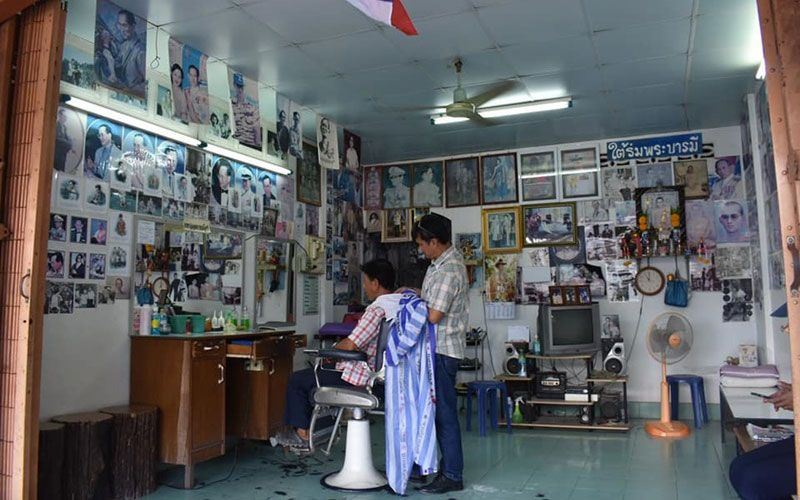 'ร้านตัดผมใต้ร่มพระบารมี' ตกแต่งร้านด้วยภาพสะสมพระบรมฉายาลักษณ์นับ 500 ภาพ