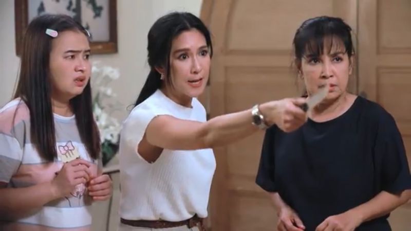 ฟิวส์ขาด!'ป๊อก'ไล่แทงแม่ผัว'ตุ๊ก-ญาณี'ใน 'บังเกิดเกล้าชุลมุนสุด! คนใช้วิ่งหนีตาย