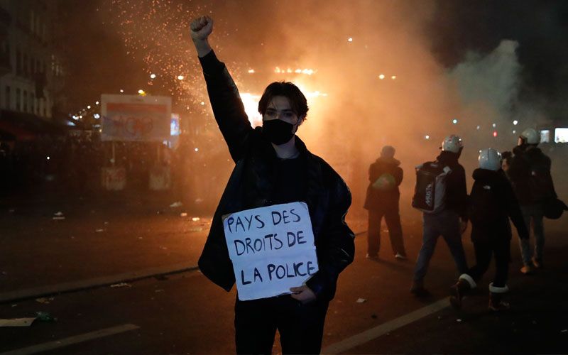 ม็อบปะทะตำรวจในกรุงปารีส หลังชุมนุมต้านกม.ใหม่ห้ามเผยแพร่ใบหน้าตร.