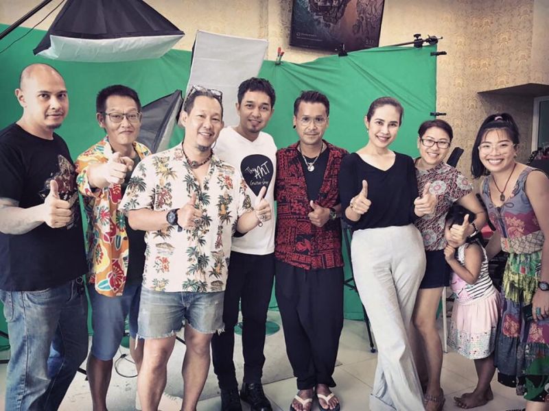 กลุ่มศิลปินรวมตัวร้องเพลงหาเงินซื้อหน้ากากอนามัยและเจลแอลกอฮอล์