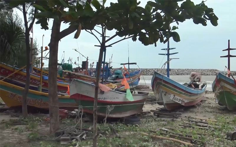 ชาวประมงพื้นบ้านหยุดออกเรือหาปลา หลังอุตุฯเตือนภาคใต้คลื่นลมแรง