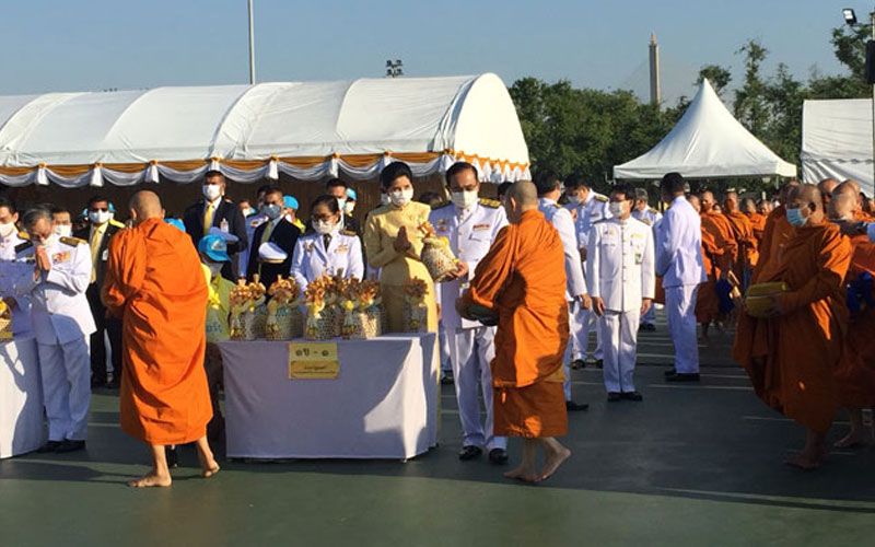 'บิ๊กตู่'ทำบุญตักบาตรวันพ่อ รำลึกในหลวง ร.9  ปชช.ให้กำลังใจ'ขอให้ตั้งสติ เมื่อมีเหตุร้าย'