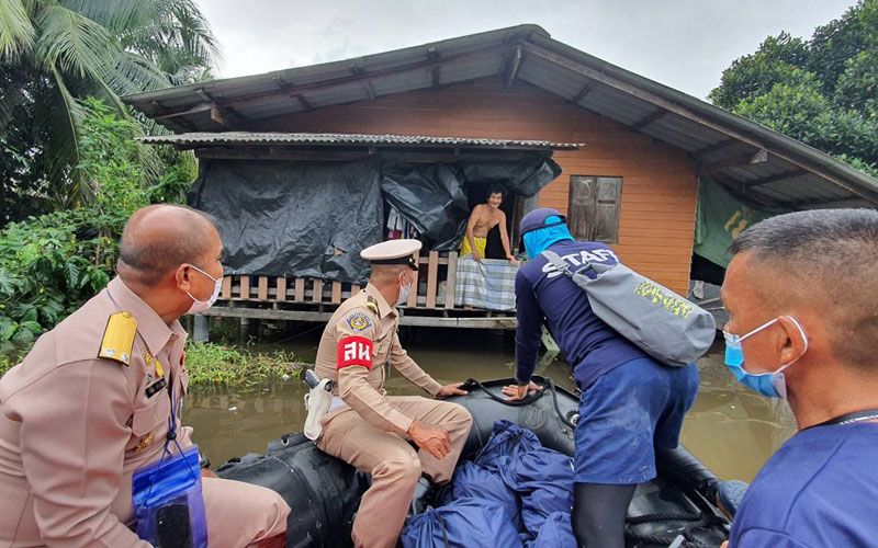 ผบ.ทัพเรือภาค 2 นำกำลังลงพื้นที่ช่วยเหลือผู้ประสบภัยน้ำท่วมริมทะเลสาบสงขลา