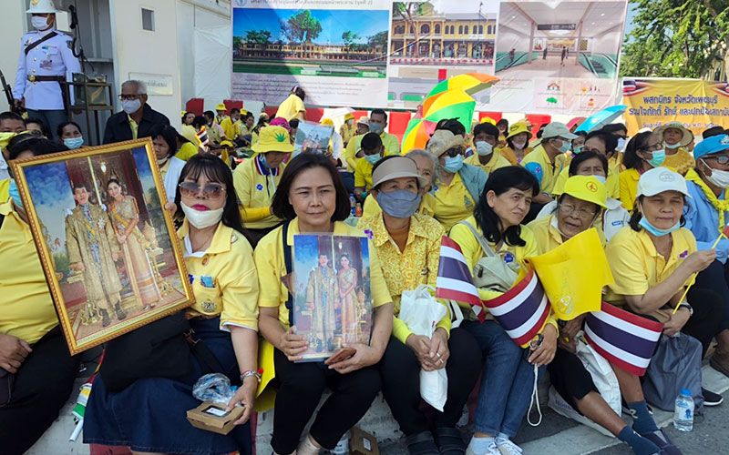 พสกนิกรพร้อมใจใส่เสื้อเหลือง รอเฝ้าฯรับเสด็จ'ในหลวง-พระราชินี' (ประมวลภาพ)