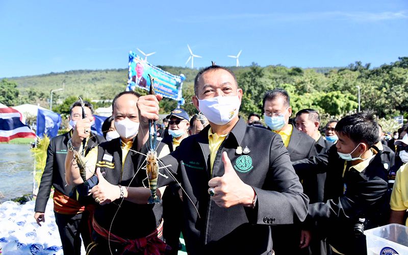 รมว.เกษตรฯ ปล่อยพันธุ์กุ้งก้ามกราม คืนสู่เขื่อนลําตะคองนครราชสีมา