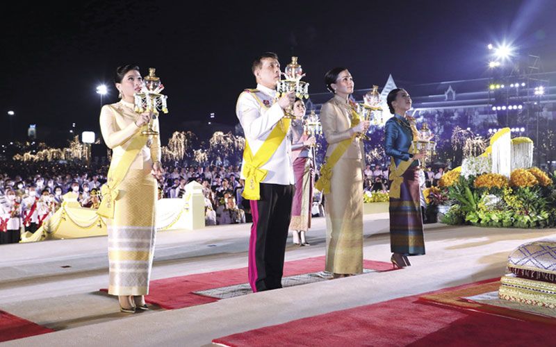 ในหลวง-ราชินี เสด็จฯทรงเป็นประธานพิธีจุดเทียนมหามงคล น้อมรำลึกพระมหากรุณาธิคุณ พระบาทสมเด็จพระบรมชนกาธิเบศรฯ