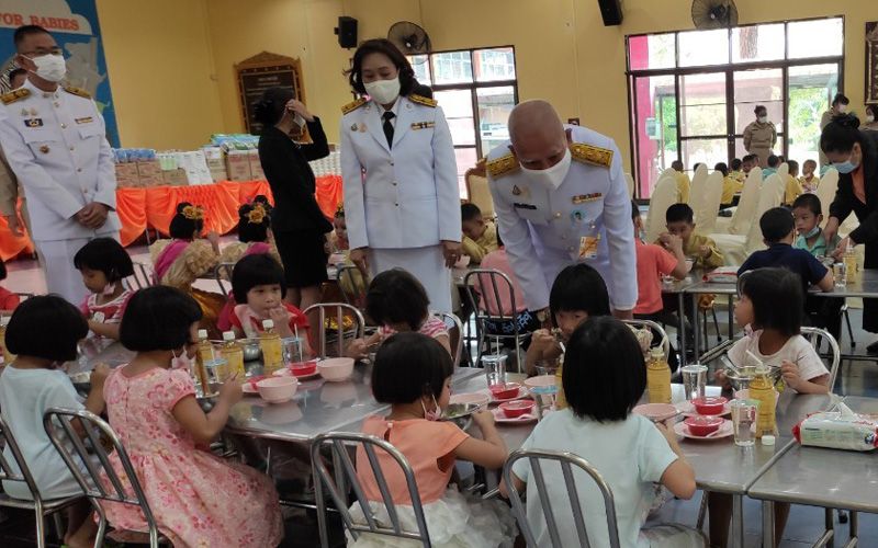 'ในหลวง-พระราชินี' ทรงพระราชทานเลี้ยงอาหารกลางวัน (ประมวลภาพ)