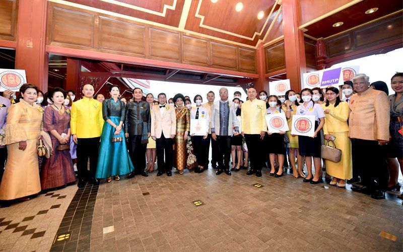 อาชีวศึกษาสุดเจ๋ง กวาดรางวัลออกแบบและตัดเย็บชุดเสื้อผ้า