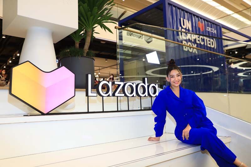 เซเลบฯ สัมผัสประสบการณ์ช้อปปิ้งแนวใหม่  ผ่าน Pop Up นิทรรศการศิลปะสุดอลังการ