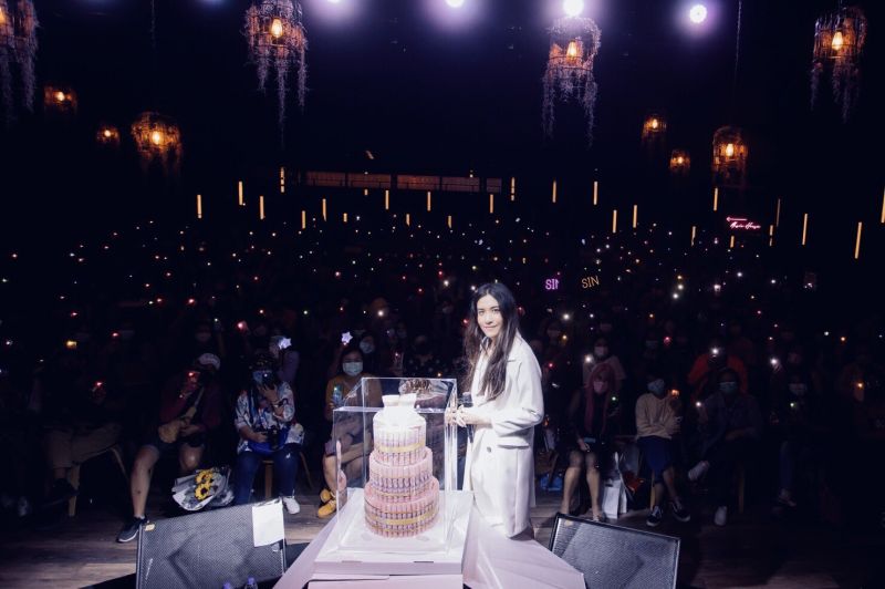 'ซิน'ปลื้ม แฟนเพลงเซอร์ไพรส์ เค้กทำจากแบงค์ร้อยก้อนโตกลางแฟนมีต 'SIN : SUPERNATURAL 10th Years LIVE'