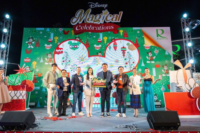 ‘ลิเดีย - เดมี่’ และหนุ่มเสียงนุ่ม ‘นนท์ – ธนนท์’ ร่วมเฉลิมฉลองเปิดไฟต้นคริสต์มาส สุดอลังการ ในงาน ‘ROBINSON MAGICAL CELEBRATION’