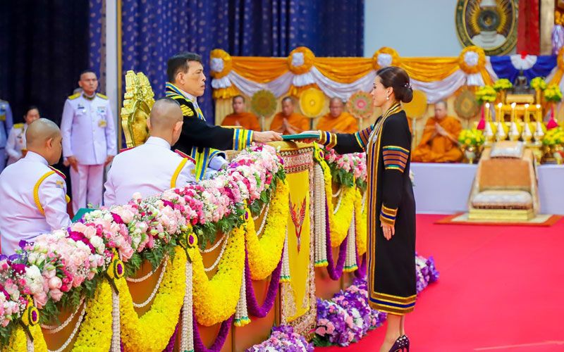 'ในหลวง'พระราชทานปริญญาบัตร มรภ.พิบูลสงคราม-มรภ.อุตรดิตถ์ 'พระราชินี'ทรงรับปริญญาดุษฎีบัณฑิตฯ